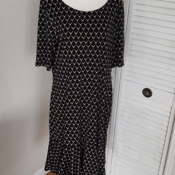 connected apparel Dresses & Skirts - Black & Tan Geometric Dress with Ruffle He…